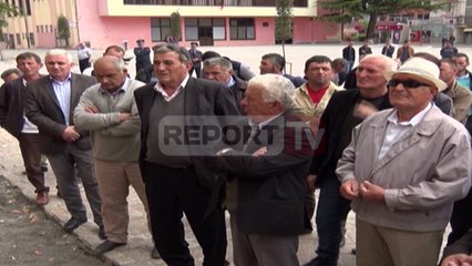 Report TV - Mirditë, banorët në protestë: Duam rrugën ose s’votojmë