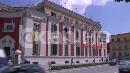 Banorët e pallateve të vjetra në dyshime për administratorin