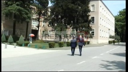 Report TV - Nuk arriti marrëveshje me Bashën, Rama përshëndet me 2 gishta protestuesit te çadra