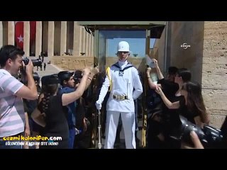 Anıtkabirde Nöbet Tutan Askerleri Serinleten Halkımız