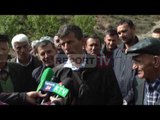 Report TV - Kukës,banorët e fshatit Lojme protestë për ujin:Na e merr qyteti