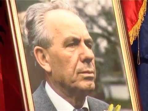 Diskutohet për ngritjen e shtatorës së Fadil Hoxhës në Gjakovë - Lajme