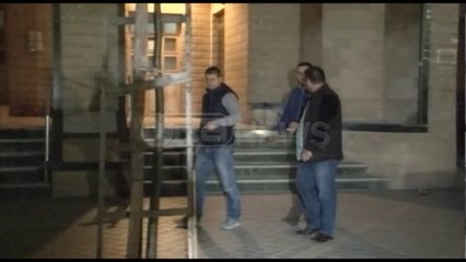 Ora News - Tiranë - Eksploziv automjetit tek “Nëntë katëshet”, nuk ka të lënduar