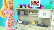 Muñecas jugar para y de dibujos animados niñas madre cocinar juntos en la cocina jugando a las muñecas