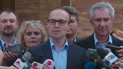 Џафери на една страна во парламентот, ВМРО-ДПМНЕ на друга