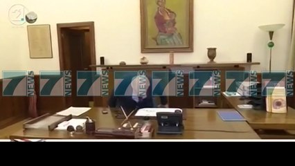 TALAT XHAFERRI HYN NE ZYREN E TIJ - News, Lajme - Kanali 8