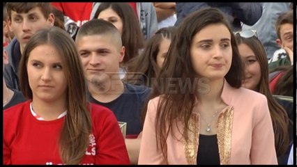 Ora News -  Meta: Politika duhet të emancipohet përmes promovimit të vajzave të reja