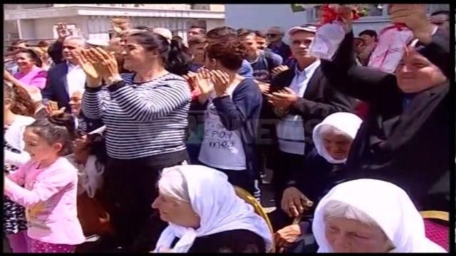 Ora News - Tiranë - Veliaj përuron rrugën e re në Krrabë: Ulim tarifën e autobusit