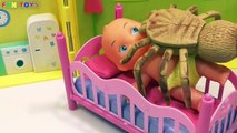 Attaques bébé docteur poupée géant fait du pot en train de dormir araignées seringue entraînement Masha injec
