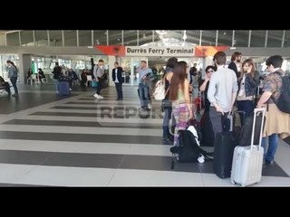 Report TV - Mbërrijnë në portin e Durrësit Artistët e Bienales së Mesdheut