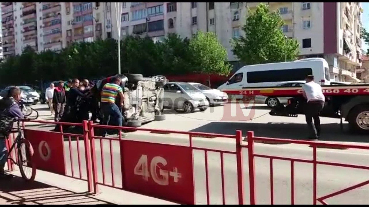 Report TV - Tiranë,dy aksidente në pak minuta përmbyset makina,tjetra 'hyn' në lokal