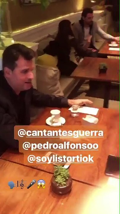 Pedro dando notas sobre Cantantes en Guerra - 05 de Julio