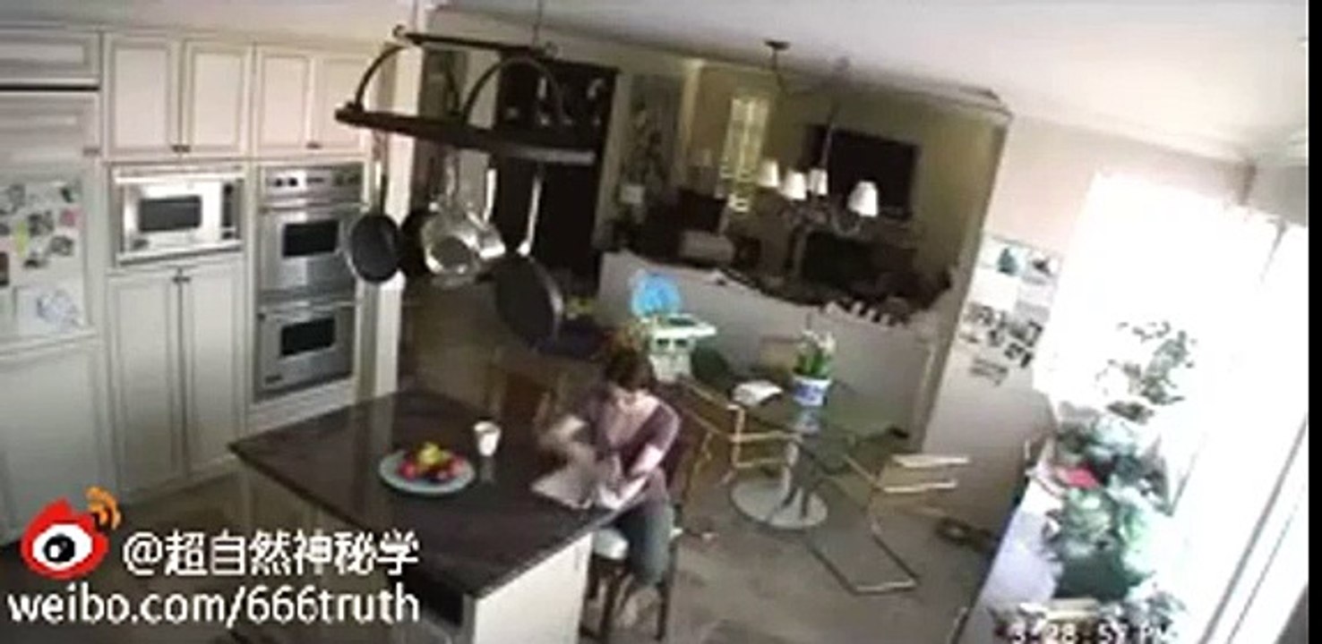 客廳監控攝像頭拍攝到的鬧鬼畫面