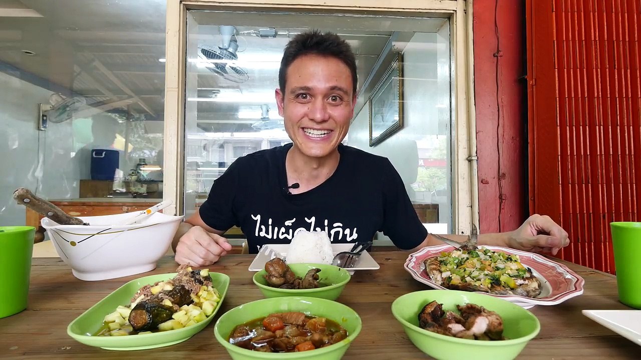 Best Filipino Food - Must-Eat GRILLED MILKFISH in Manila, Philippines!