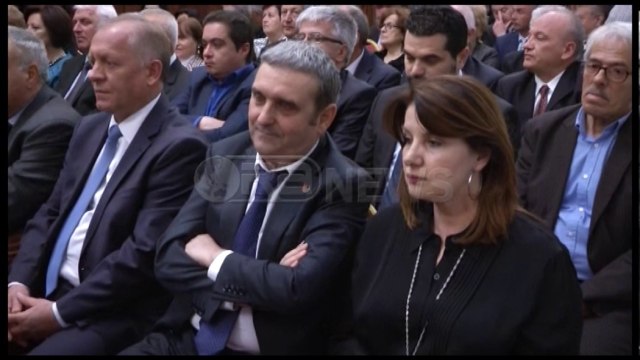 Ora News – Dita e Europës, Nishani dekoron Liri Belishovën e personalitete të tjera