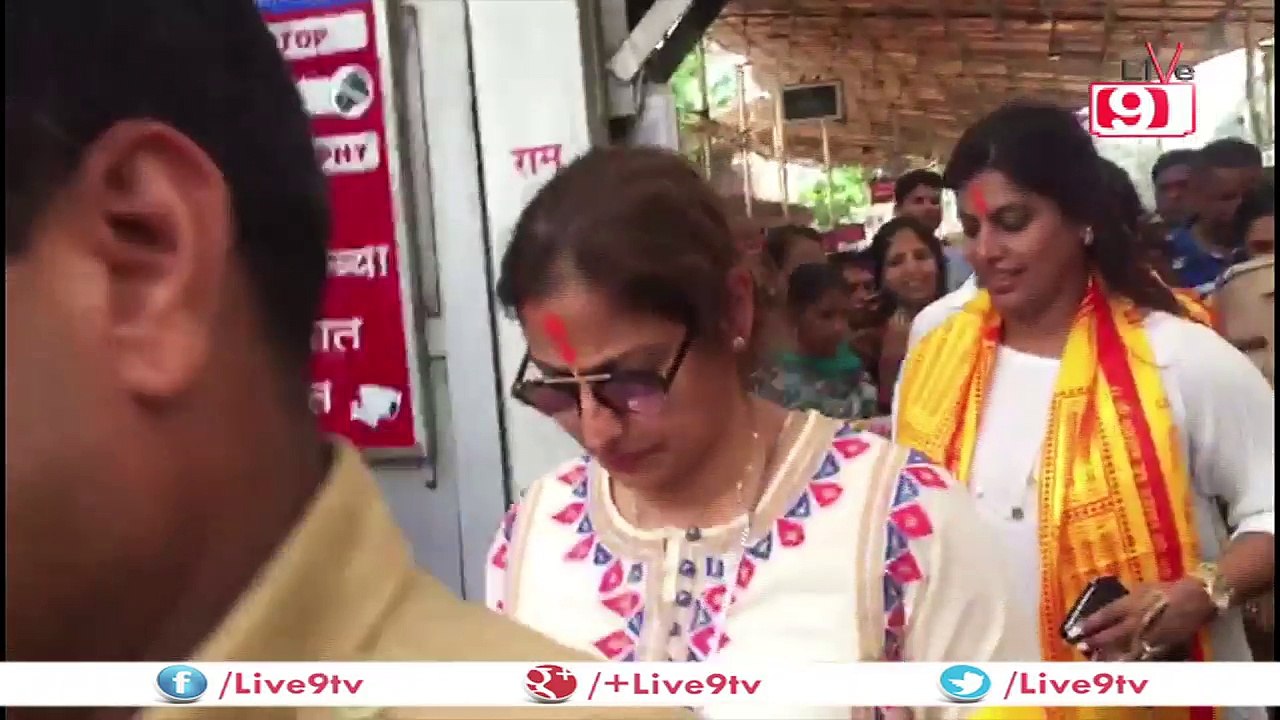 ‪Sridevi at Siddhivinayak Temple to seek blessings for her movie 'Mom'