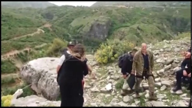Ora News - Ekskluzive/ Momenti i shpëtimit të policëve të ngecur në majën e Kanioneve të Nivicës