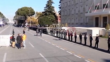 Report TV - Protesta e opozitës, Policia zbret mbi 1 500 forca në terren
