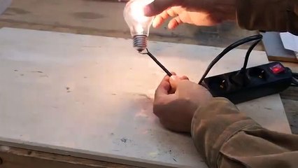 Sonsuz Elektrik Enerjisi İle Ampul Yakmak