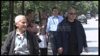 Ora News – Basha me dy vajzat dhe bashkëshorten në protestën e PD