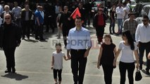 Report TV - Lulzim Basha me gruan dhe dy vajzat në protestë
