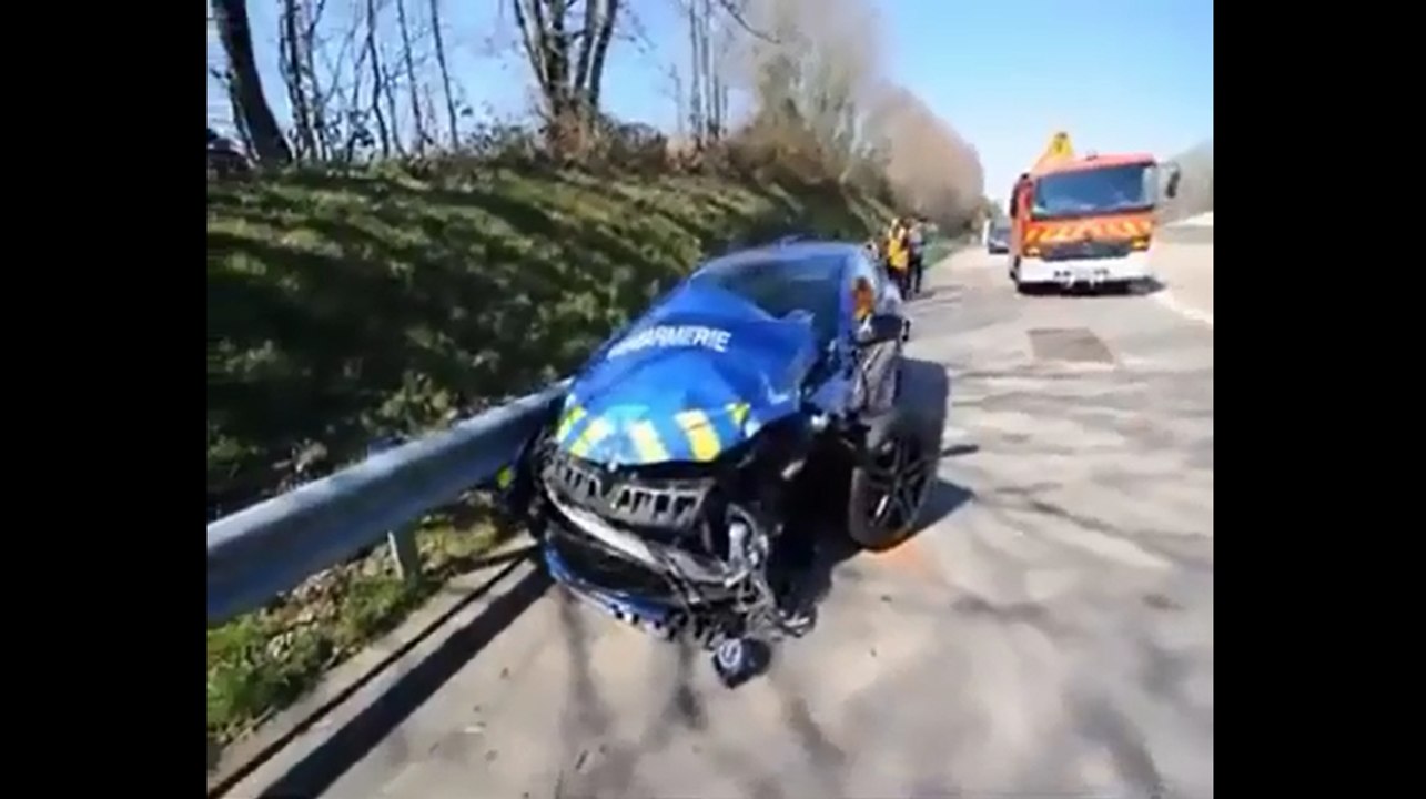 Un gendarme a perdu le contrôle de sa Megane RS lors d'une course-poursuite.