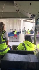 Voilà pourquoi vos bagages sont défoncés... C'est à cause de lui