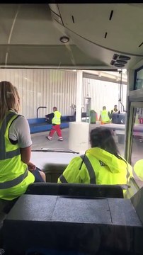 Voilà pourquoi vos bagages sont défoncés... C'est à cause de lui