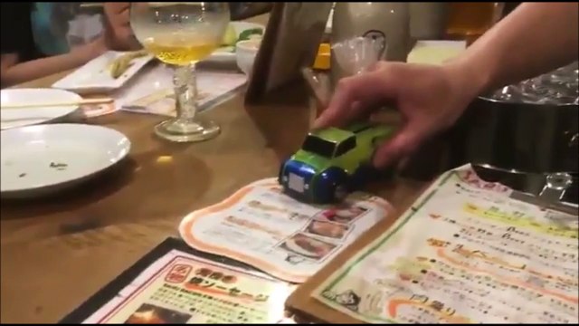 Cet petite voiture est en fait bien plus que ça... En mode Transformers