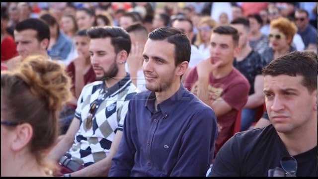 Ora News - Takim me të rinjtë, Tahiri: T'i japim fund gjeneratës së politikës së vjetër