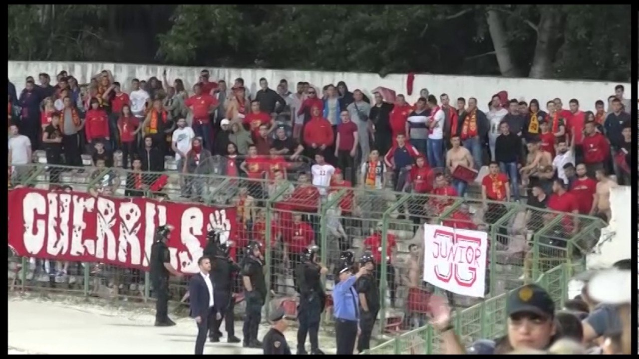Ora News - Video e dhunë në ndeshjen Flamurtari-Partizani, Përplasen me stola e gurë