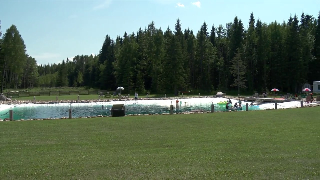 Ils construisent une piscine de 1,2 millions de litres d'eau dans le jardin !