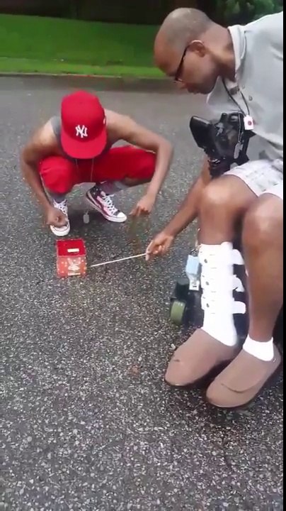 Il allume un feu d'artifice et oublie de partir ensuite !