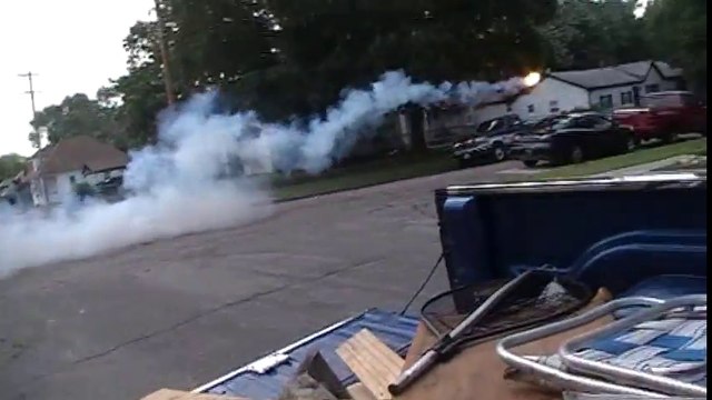 Exploser une voiture avec un pétard dans une bouteille... OUPS !! FAIL