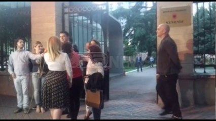 Ora News - Rama në kryesinë e Kuvendit, dëgjon Bashën teksa flet për gazetarët