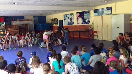 Les élèves résolvent les conflits par des saynètes