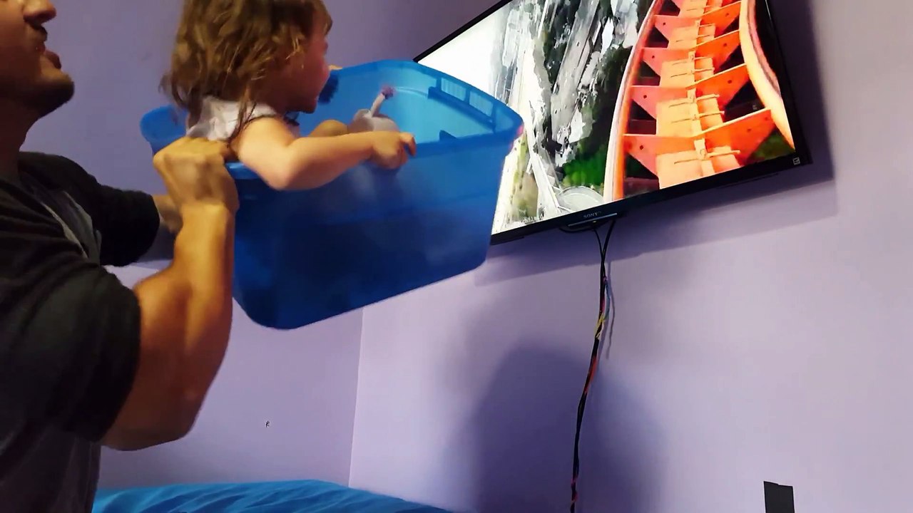 L'idée d'un papa pour faire expérimenter à sa petite fille les sensations d'une montagne russe