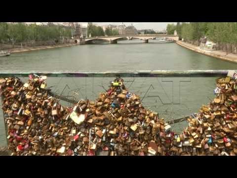 Париз, катанци на вљубените ќе бидат продадени на аукција