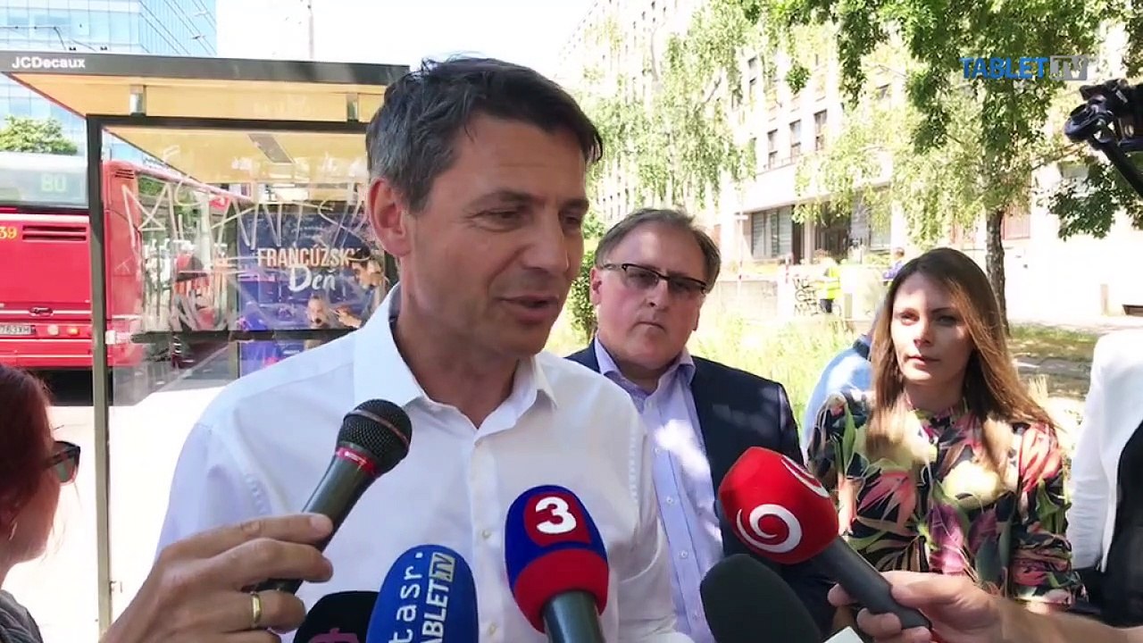ZÁZNAM: Osadenie nových elektronických informačných tabúľ na zastávkach MHD