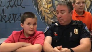 Un policier adopte le garçon qu'il a sauvé de la maltraitance