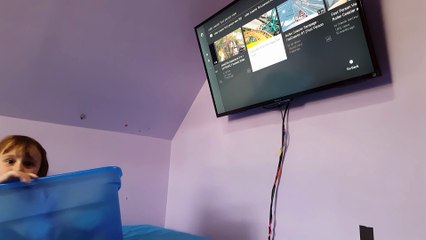 Un papa qui n'avait pas l'argent pour Disneyland simule des montagnes russes avec sa fille