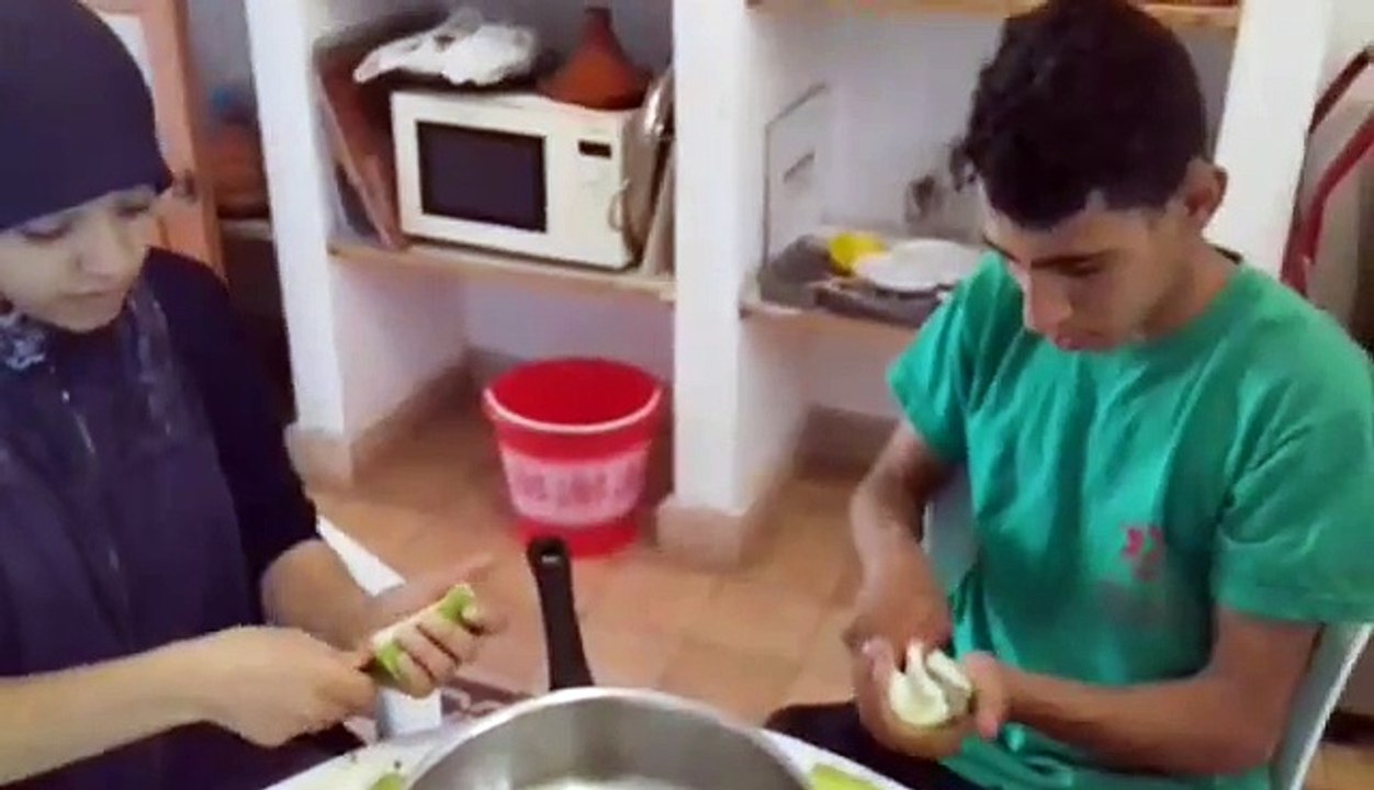 Activité d'épluchage des légumes pour un tajine