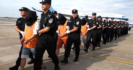 74 Çinli Kamboçya'dan Sınır Dışı Edilirken İlginç Görüntüler Ortaya Çıktı