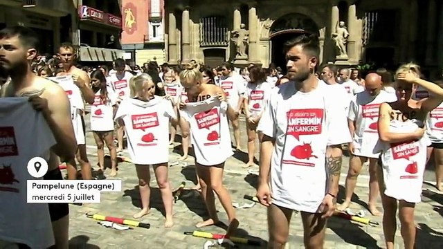 VIDEOS. Espagne : des militants nus et maculés de faux sang protestent contre les lâchers de taureaux à Pampelune