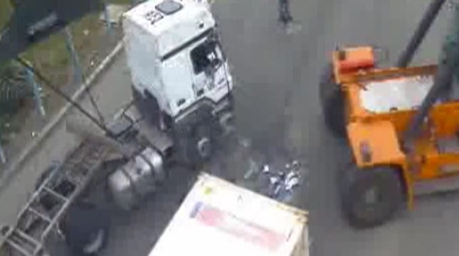 Cámaras de seguridad captan el volcamiento de un trailer en Guayaquil