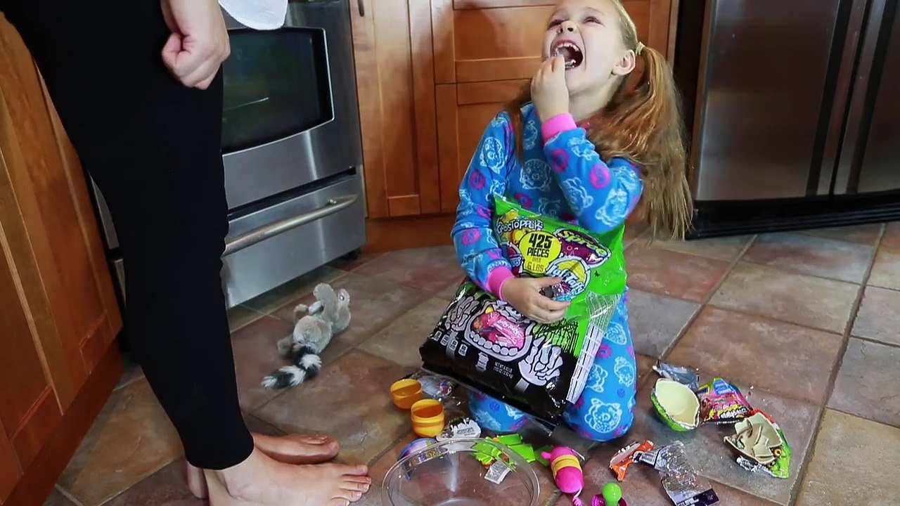 Bébé mal Bonbons amusement amusement géant brut voir les dents à Il jouets contre Machine à gommes vampires