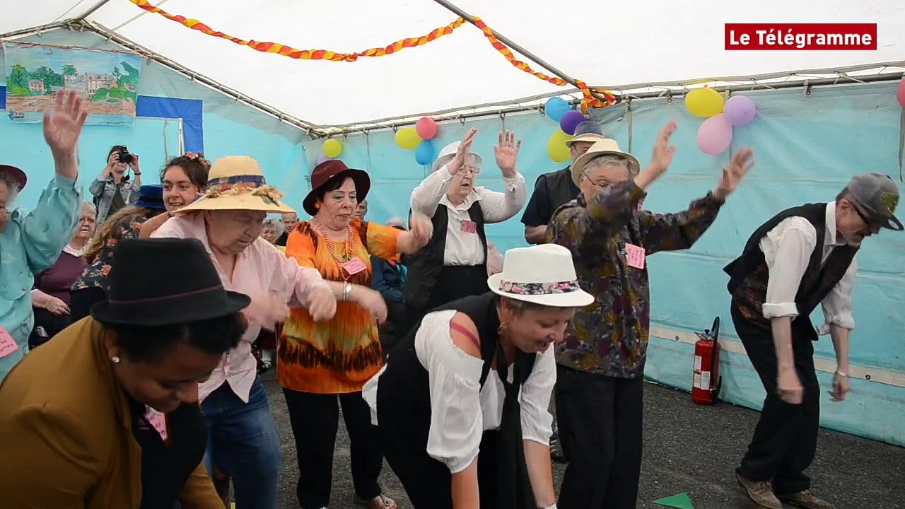 Paimpol. Flash mob du troisième âge au Festival des vieilles roulettes