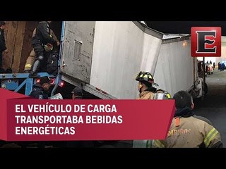 Caos vial en Reforma y Constituyentes por tráiler atorado en bajopuente