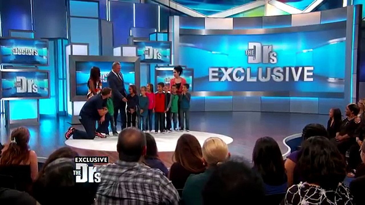 Une mère célibataire est traitée de sorcière après avoir eu 8 enfants - 8 ans plus tard, c’est la surprise