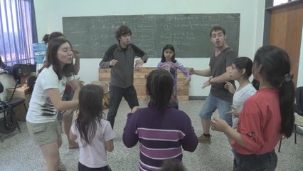 Un grupo de estudiantes franceses cambia el sonido de la pobreza en un barrio de Asunción